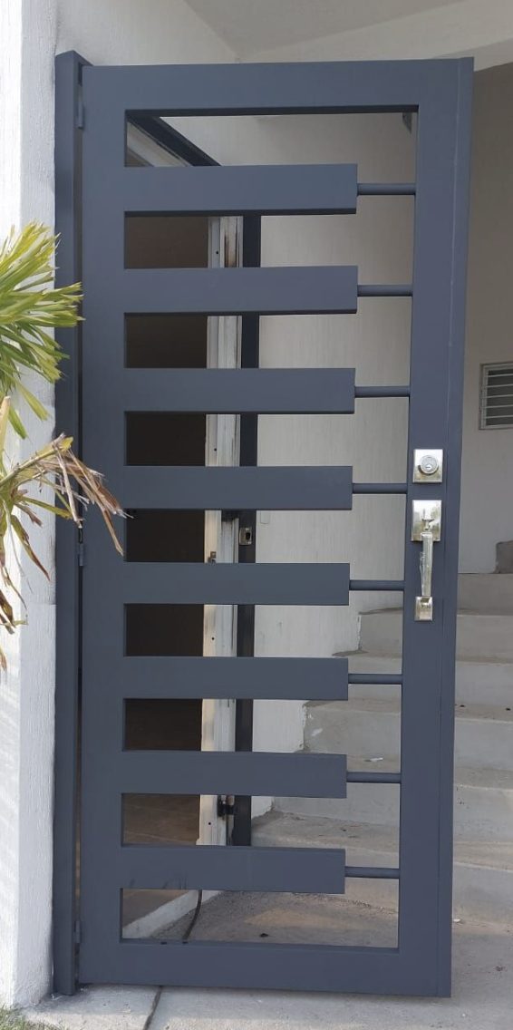 Puerta peatonal de herrería con chapa reforzada